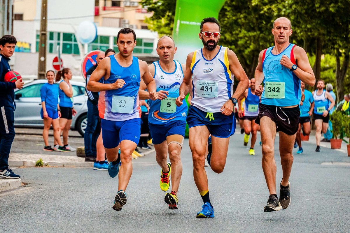 Runners exercising outdoors to support healthy lungs and better respiratory health.